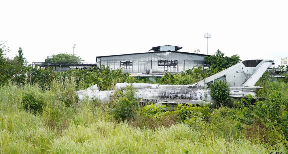 Cà Mau: Di dời để bảo tồn chiếc máy bay tiêm kích MiG-21 sau bốn thập kỷ bị "bỏ quên" - Ảnh 1.