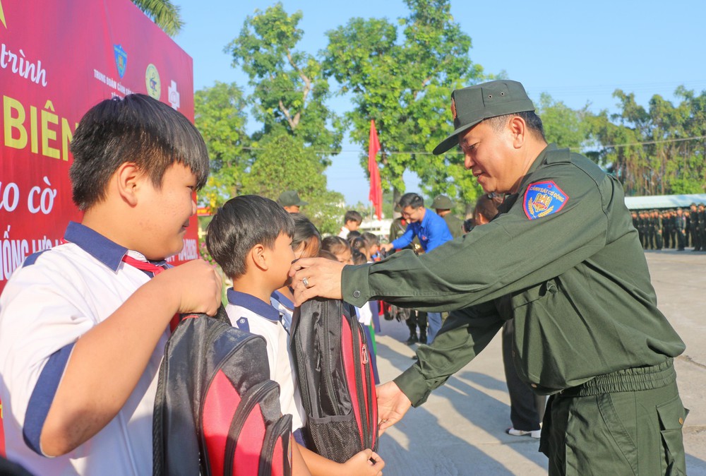 Khơi dậy khát vọng cống hiến của tuổi trẻ nơi tiền tiêu Tổ quốc - Ảnh 5.