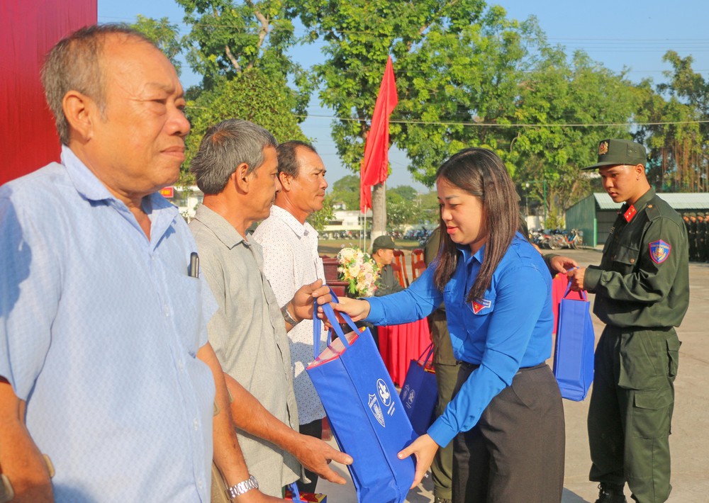 Khơi dậy khát vọng cống hiến của tuổi trẻ nơi tiền tiêu Tổ quốc - Ảnh 10.
