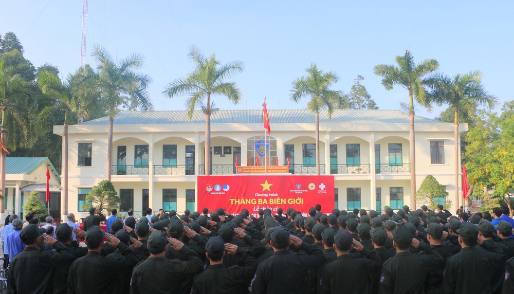 Khơi dậy khát vọng cống hiến của tuổi trẻ nơi tiền tiêu Tổ quốc - Ảnh 2.