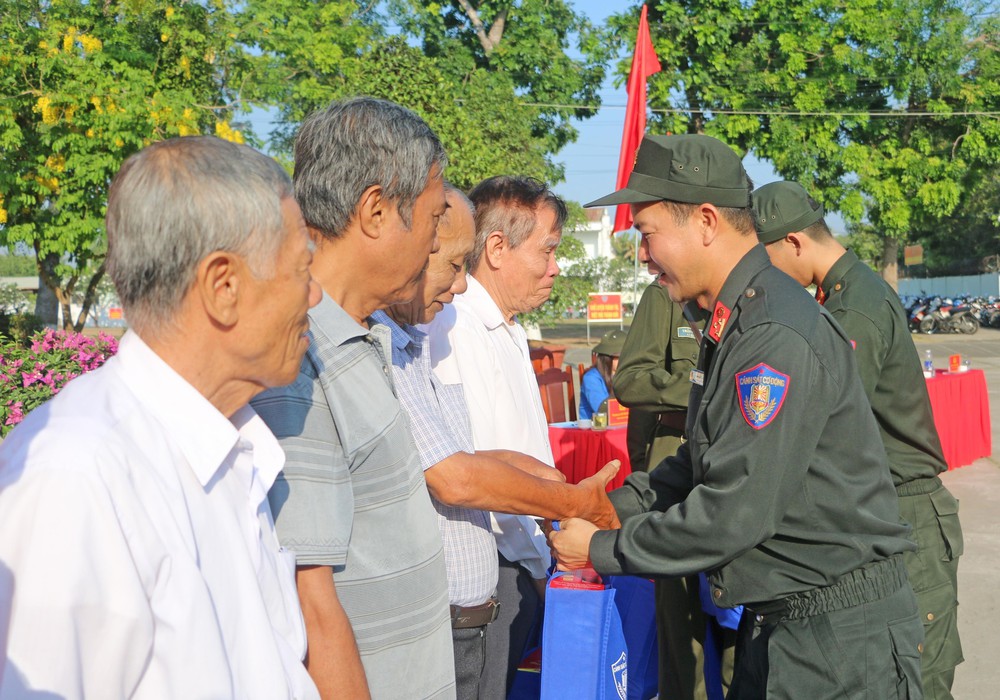 Khơi dậy khát vọng cống hiến của tuổi trẻ nơi tiền tiêu Tổ quốc - Ảnh 9.