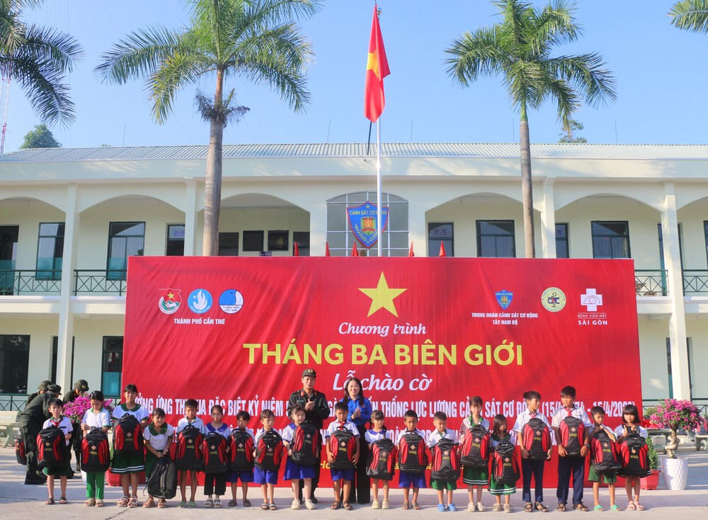 Khơi dậy khát vọng cống hiến của tuổi trẻ nơi tiền tiêu Tổ quốc - Ảnh 4.