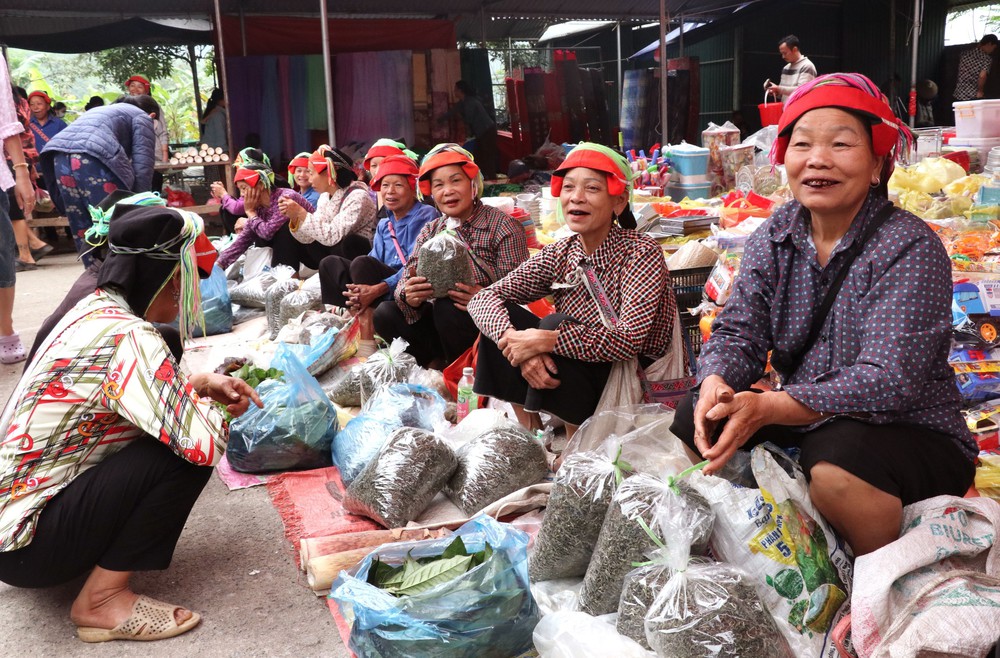 Nhộn nhịp phiên chợ Phương Độ đậm đà hồn quê ở Tuyên Quang - Ảnh 3.