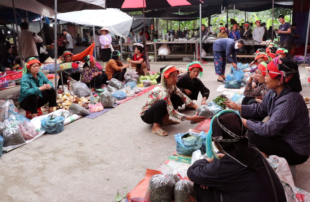 Nhộn nhịp phiên chợ Phương Độ đậm đà hồn quê ở Tuyên Quang - Ảnh 1.