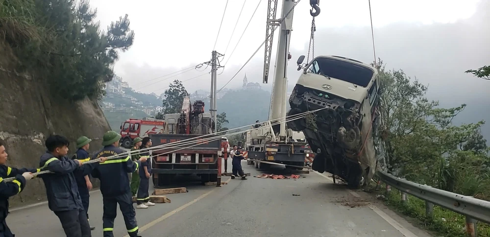 Khẩn trương khắc phục hậu quả vụ xe khách 29 chỗ lao xuống vực tại Tam Đảo - Ảnh 1.