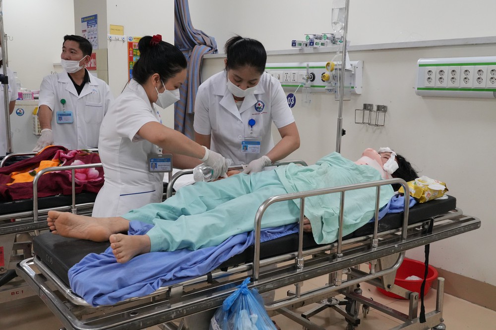 Khẩn trương khắc phục hậu quả vụ xe khách 29 chỗ lao xuống vực tại Tam Đảo - Ảnh 2.