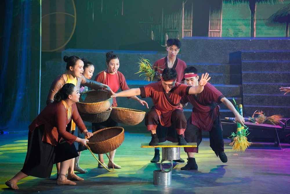 Nghệ thuật xiếc kết hợp cải lương tái hiện cuộc đời vua Trần Nhân Tông - Ảnh 11.