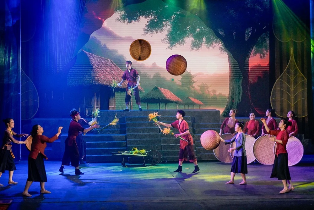 Nghệ thuật xiếc kết hợp cải lương tái hiện cuộc đời vua Trần Nhân Tông - Ảnh 12.