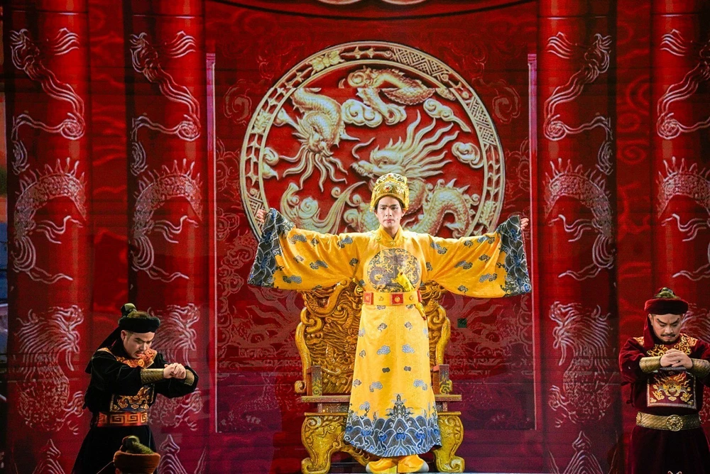 Nghệ thuật xiếc kết hợp cải lương tái hiện cuộc đời vua Trần Nhân Tông - Ảnh 1.