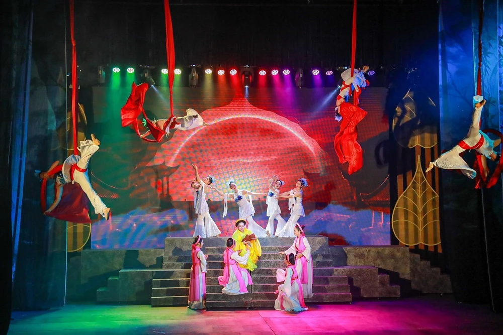 Nghệ thuật xiếc kết hợp cải lương tái hiện cuộc đời vua Trần Nhân Tông - Ảnh 8.