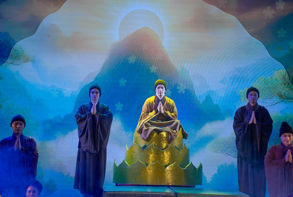 Nghệ thuật xiếc kết hợp cải lương tái hiện cuộc đời vua Trần Nhân Tông - Ảnh 2.