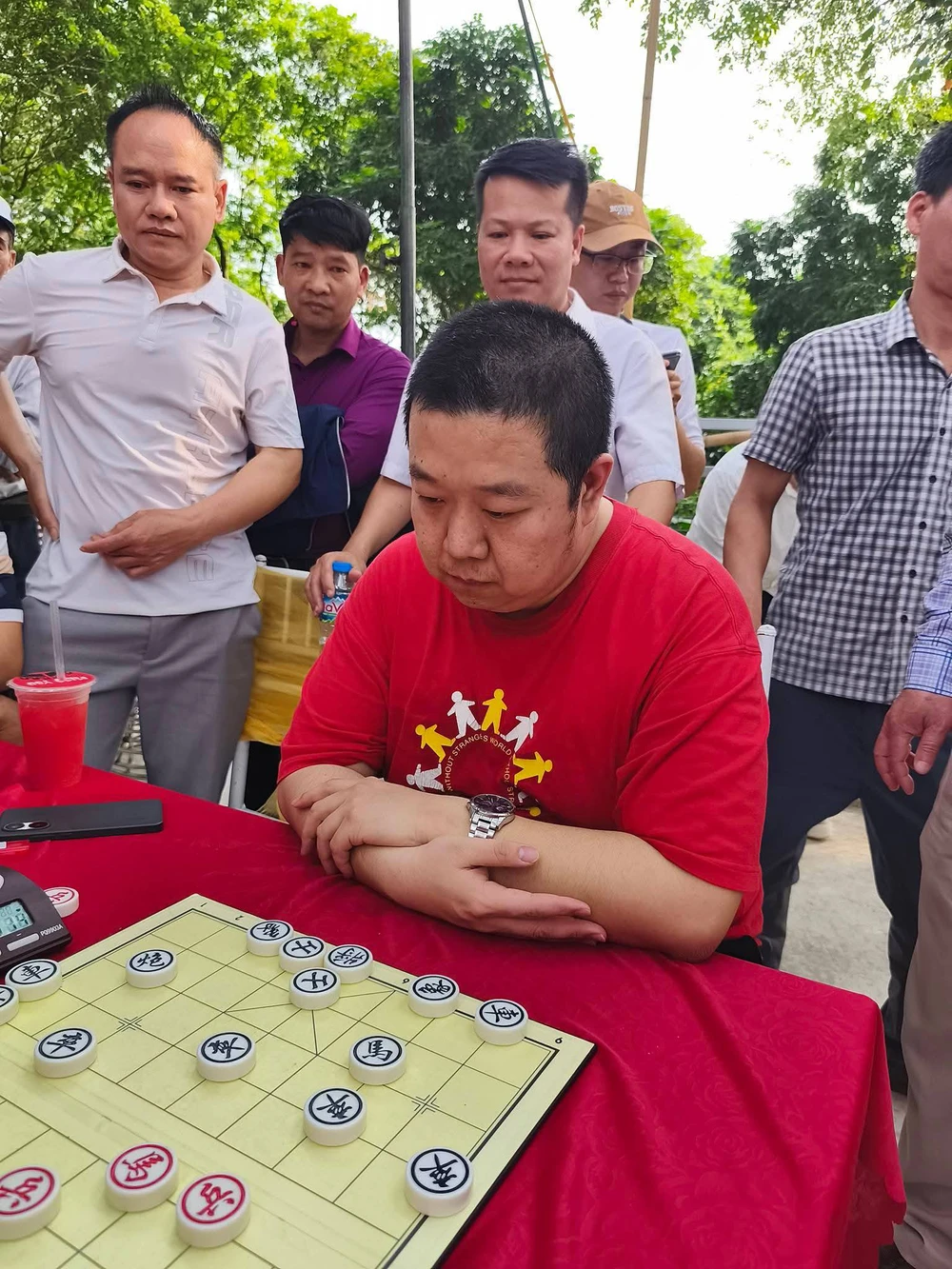 Cao thủ cờ tướng Trung Quốc bị loại ở giải hội làng Việt Nam, khiến người hâm mộ bất ngờ - Ảnh 1.