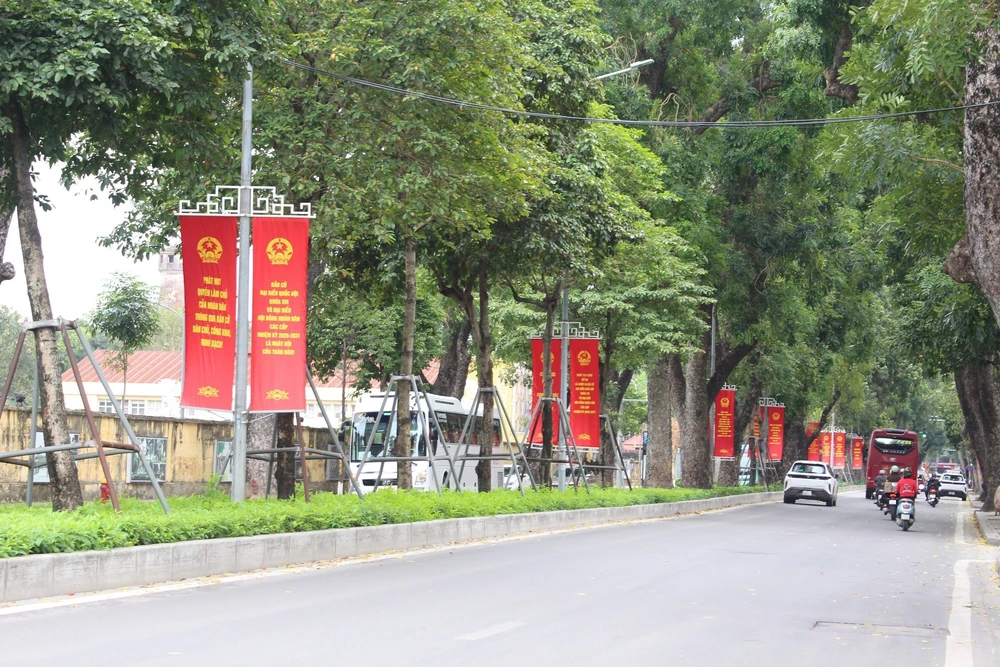 Bầu cử Quốc hội và HĐND: Hà Nội rực rỡ cờ hoa hướng về ngày hội non sông - Ảnh 5.