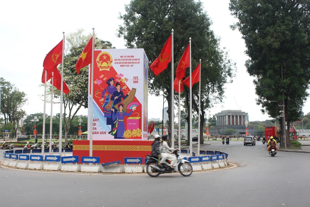 Bầu cử Quốc hội và HĐND: Hà Nội rực rỡ cờ hoa hướng về ngày hội non sông - Ảnh 1.