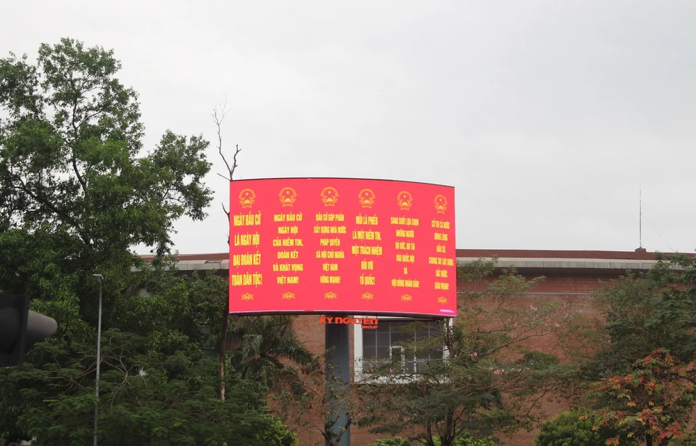 Bầu cử Quốc hội và HĐND: Hà Nội rực rỡ cờ hoa hướng về ngày hội non sông - Ảnh 2.