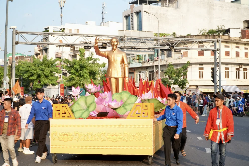Rực rỡ đêm hội Nguyên Tiêu – Xuân Bính Ngọ 2026 - Ảnh 1. Rực rỡ đêm hội Nguyên Tiêu – Xuân Bính Ngọ 2026 - Ảnh 1.