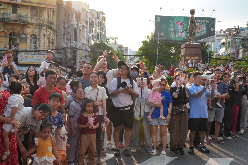 Rực rỡ đêm hội Nguyên Tiêu – Xuân Bính Ngọ 2026 - Ảnh 12. Rực rỡ đêm hội Nguyên Tiêu – Xuân Bính Ngọ 2026 - Ảnh 12.