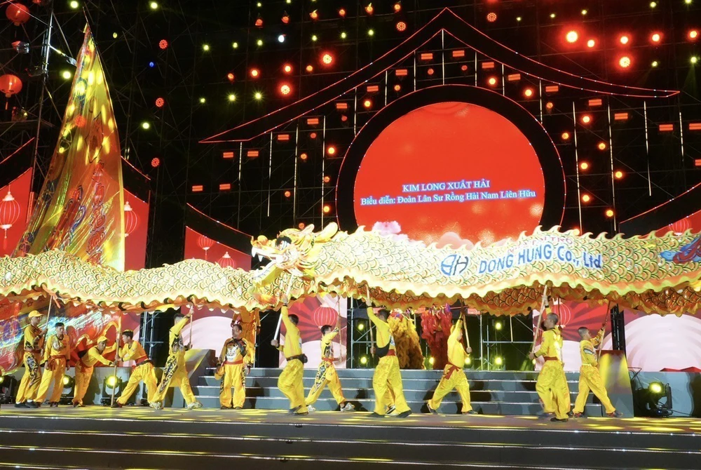 Rực rỡ đêm hội Nguyên Tiêu – Xuân Bính Ngọ 2026 - Ảnh 14. Rực rỡ đêm hội Nguyên Tiêu – Xuân Bính Ngọ 2026 - Ảnh 14.