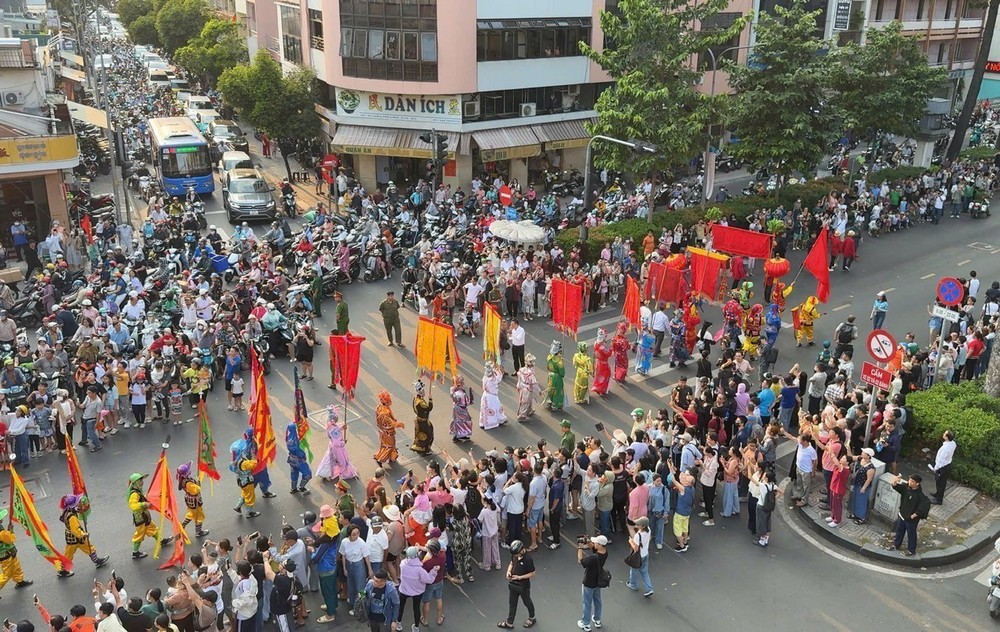 Rực rỡ đêm hội Nguyên Tiêu – Xuân Bính Ngọ 2026 - Ảnh 3. Rực rỡ đêm hội Nguyên Tiêu – Xuân Bính Ngọ 2026 - Ảnh 3.