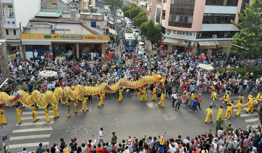 Rực rỡ đêm hội Nguyên Tiêu – Xuân Bính Ngọ 2026 - Ảnh 9. Rực rỡ đêm hội Nguyên Tiêu – Xuân Bính Ngọ 2026 - Ảnh 9.