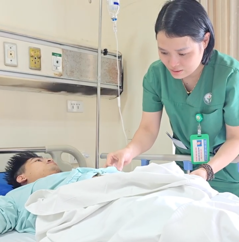 Bệnh viện Hữu nghị Việt Đức: Ghép thận tự thân cứu sống bệnh nhân đứt rời cuống thận - Ảnh 1.