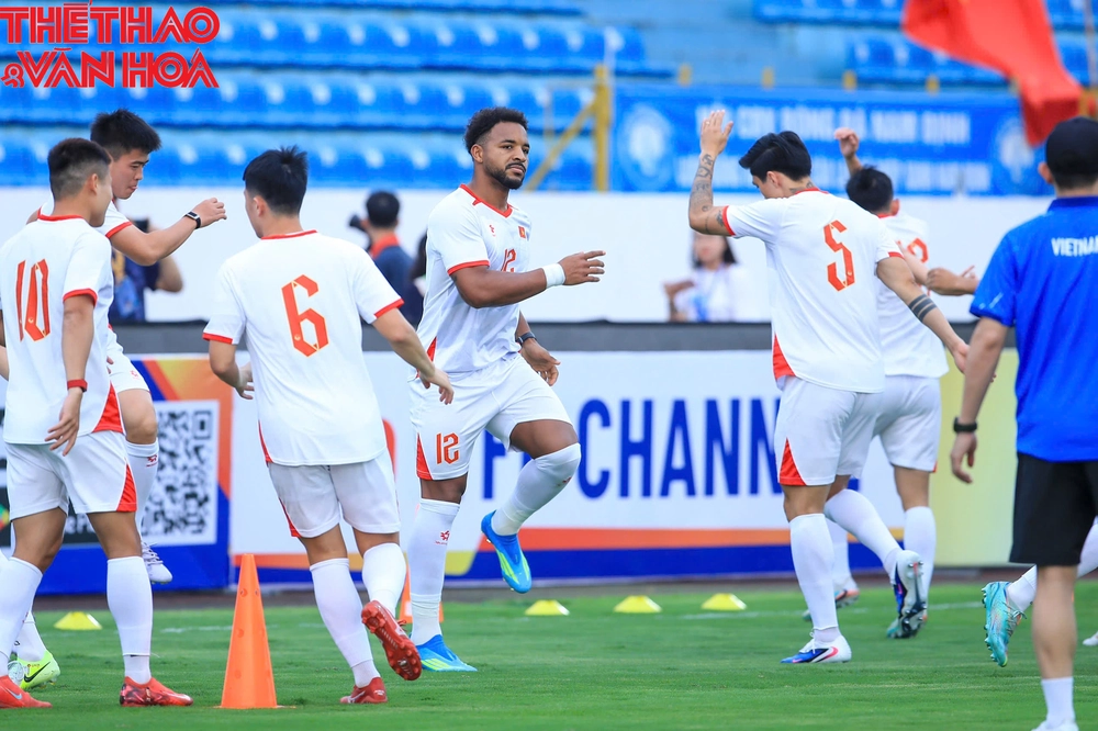 Đội tuyển Việt Nam làm quen sân Thiên Trường, Xuân Son hưng phấn - Ảnh 1. Đội tuyển Việt Nam làm quen sân Thiên Trường, Xuân Son hưng phấn - Ảnh 1.