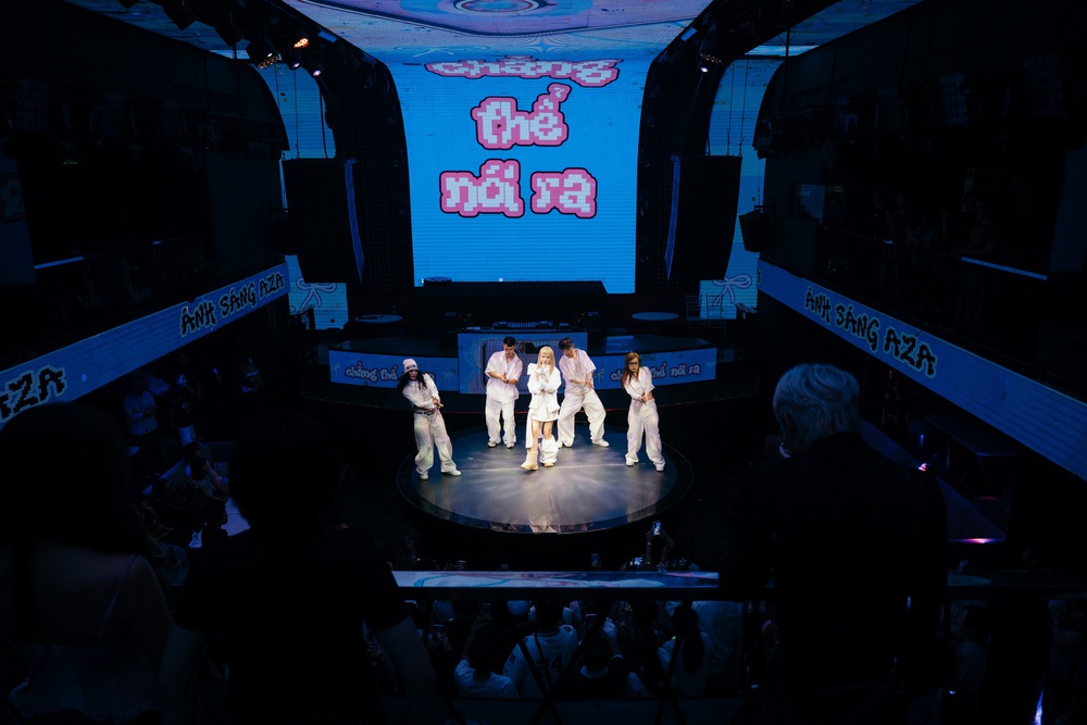 Dàn sao đến chúc mừng llbum đầu tay của Ánh Sáng Aza - Ảnh 6.