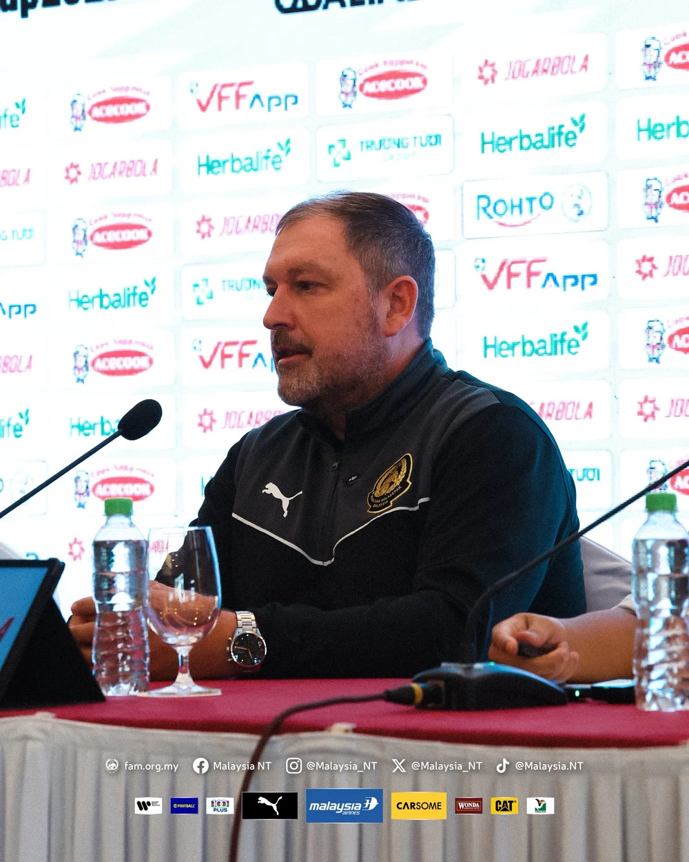 Đội tuyển Việt Nam làm quen sân Thiên Trường, Xuân Son hưng phấn - Ảnh 2. Đội tuyển Việt Nam làm quen sân Thiên Trường, Xuân Son hưng phấn - Ảnh 2.