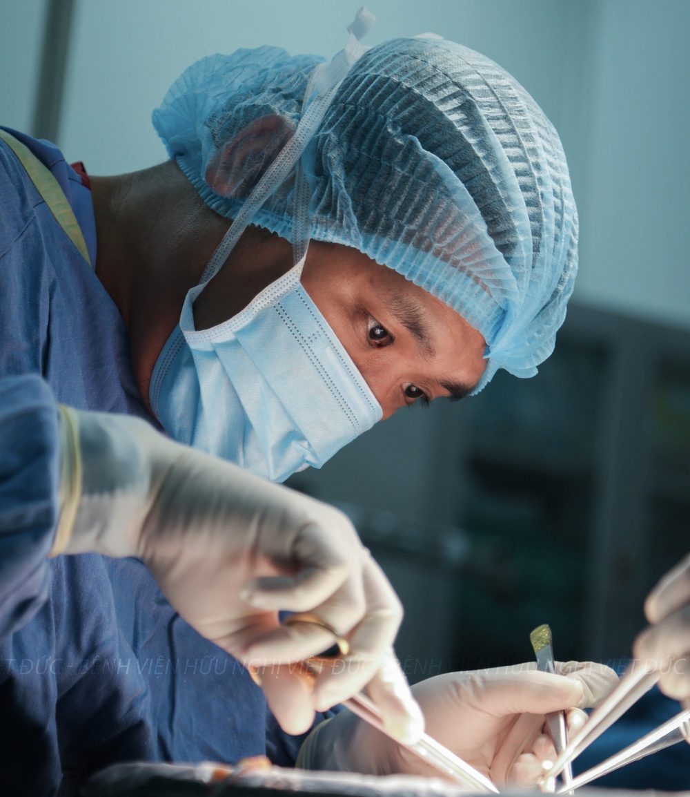 Bệnh viện Hữu nghị Việt Đức: Ghép thận tự thân cứu sống bệnh nhân đứt rời cuống thận - Ảnh 2.