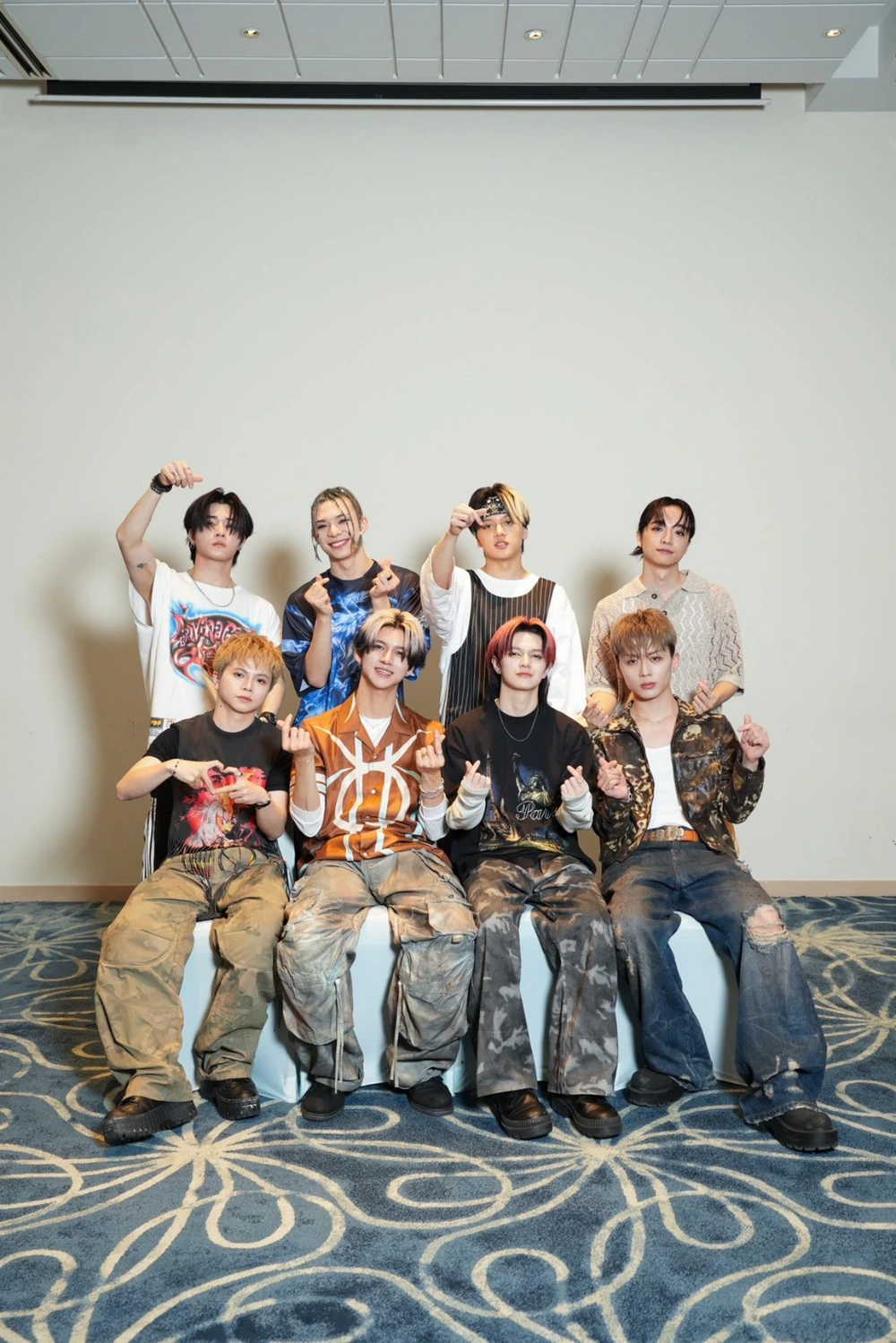 Nhóm nhạc ONE OR EIGHT cảm động trước tình cảm của khán giả Việt Nam - Ảnh 1.