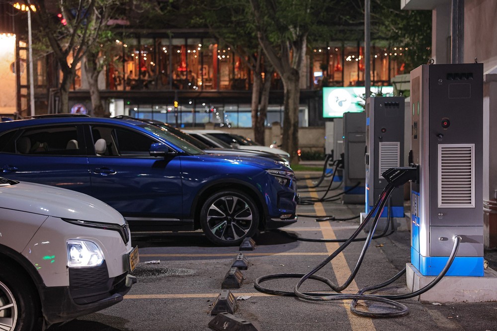 Hà Nội sẵn sàng hạ tầng để chuyển đổi phương tiện xanh - Ảnh 2.