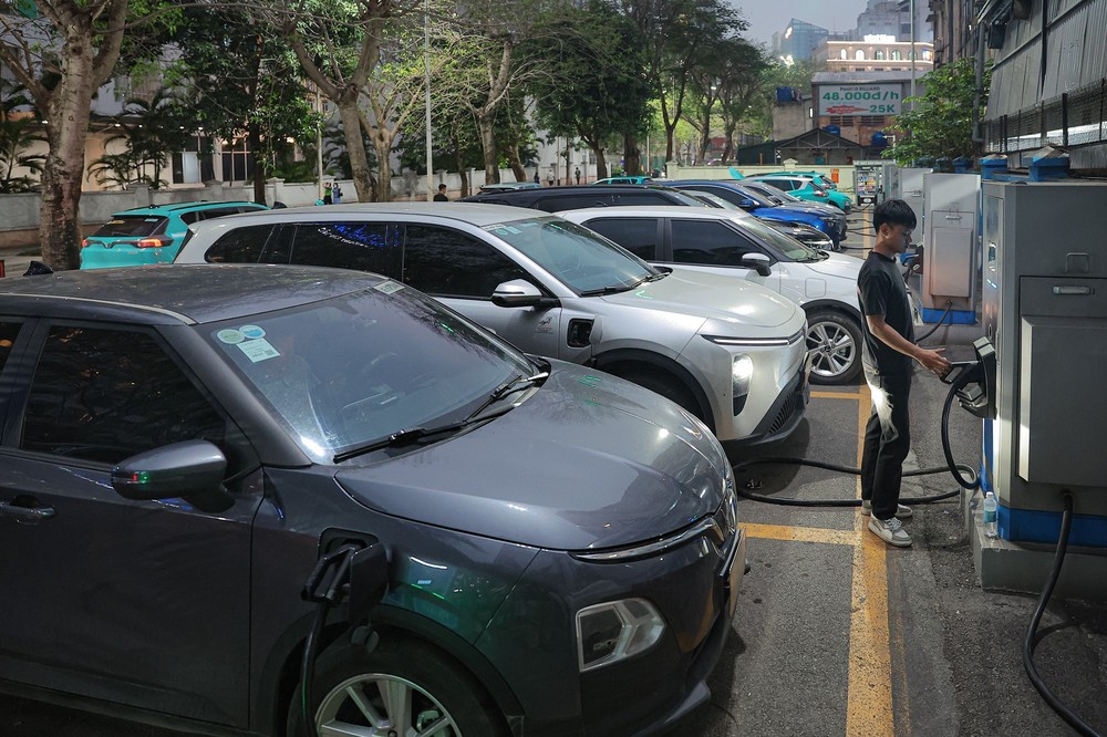 Hà Nội sẵn sàng hạ tầng để chuyển đổi phương tiện xanh - Ảnh 3.