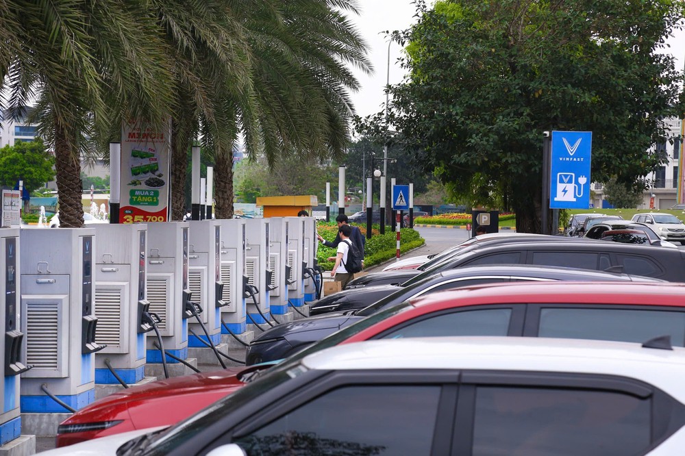 Hà Nội sẵn sàng hạ tầng để chuyển đổi phương tiện xanh - Ảnh 4.