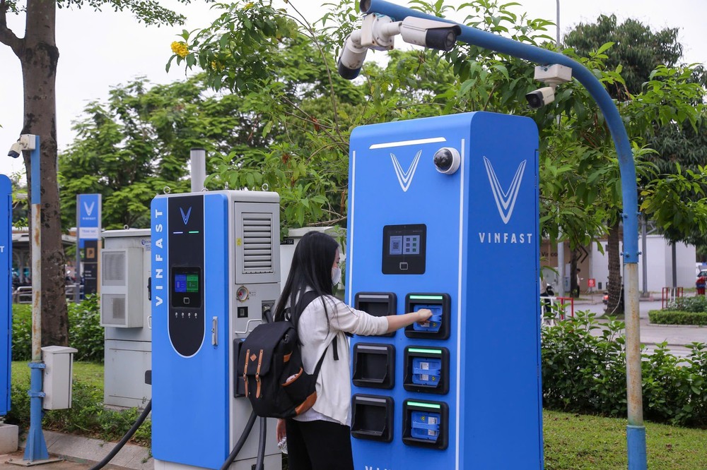 Hà Nội sẵn sàng hạ tầng để chuyển đổi phương tiện xanh - Ảnh 10.