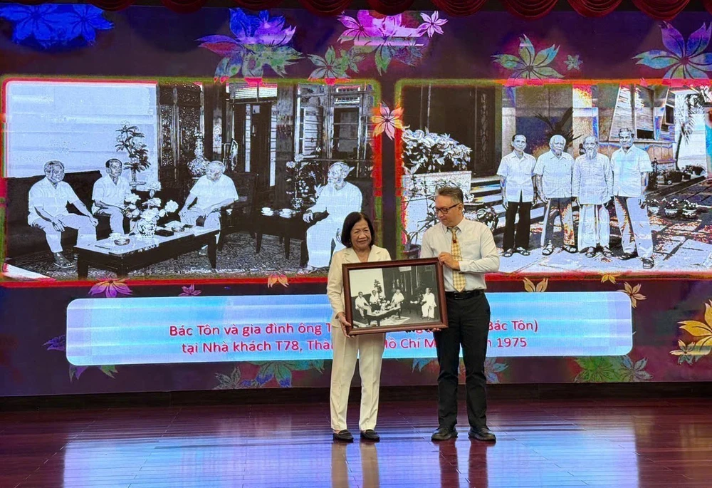 Tưởng nhớ, tri ân "người thợ yêu nước Tôn Đức Thắng" - Ảnh 1.