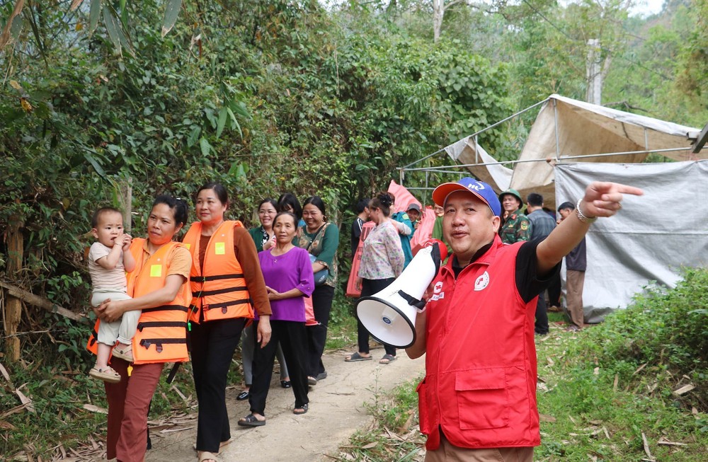 Lạng Sơn: Dông lốc khiến hơn 250 ngôi nhà bị tốc mái - Ảnh 1. Lạng Sơn: Dông lốc khiến hơn 250 ngôi nhà bị tốc mái - Ảnh 1.