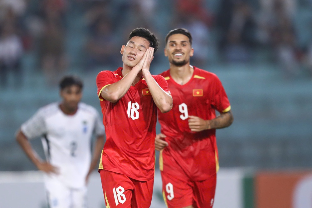 HLV Hoàng Văn Phúc: “Cần phải đánh thức nền công nghiệp bóng đá” - Ảnh 1.