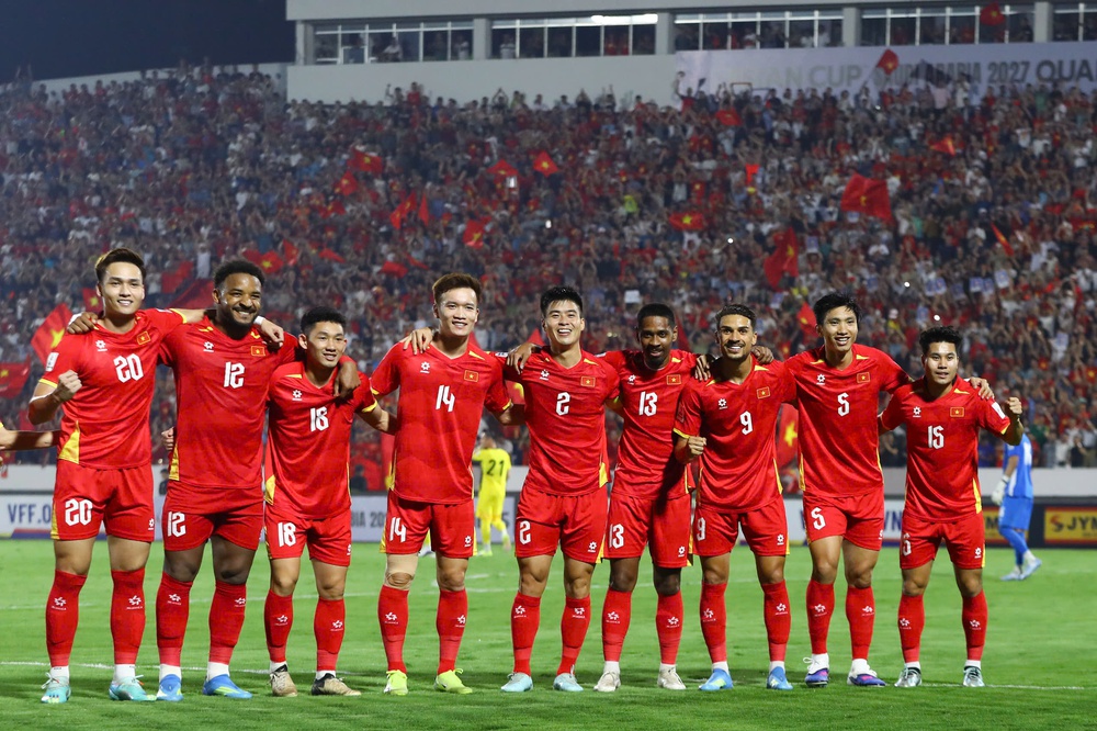 HLV Kim Sang Sik và công thức chiến thắng từ sự không ngại thay đổi - Ảnh 2. HLV Kim Sang Sik và công thức chiến thắng từ sự không ngại thay đổi - Ảnh 2.