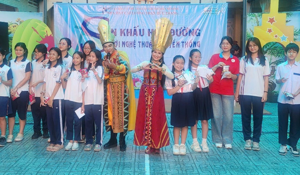 Sân khấu truyền thống giữa lòng đô thị: Làn gió mới đến từ những "mầm xanh" - Ảnh 1.