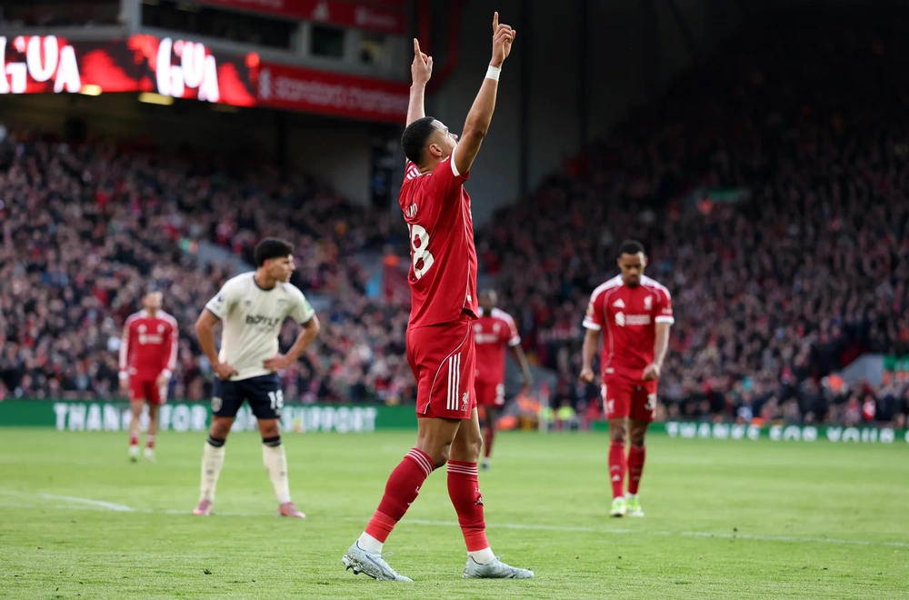 Premier League ngày càng xấu xí vì bóng chết - Ảnh 1.