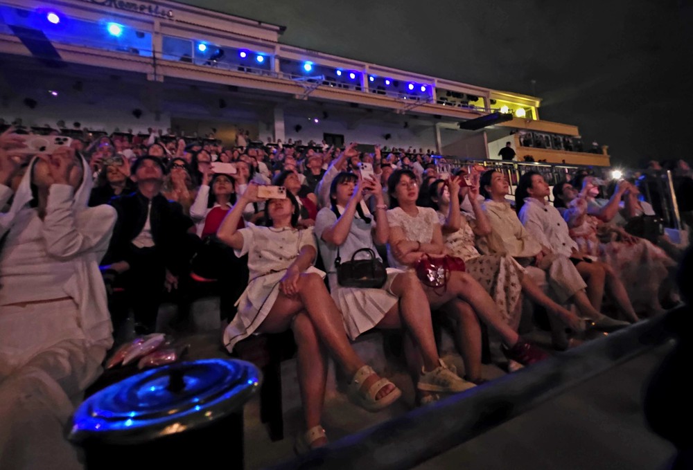 Hội An rực rỡ trong đêm khai mạc Lễ hội Ánh sáng và Di sản - Ảnh 5. Hội An rực rỡ trong đêm khai mạc Lễ hội Ánh sáng và Di sản - Ảnh 5.