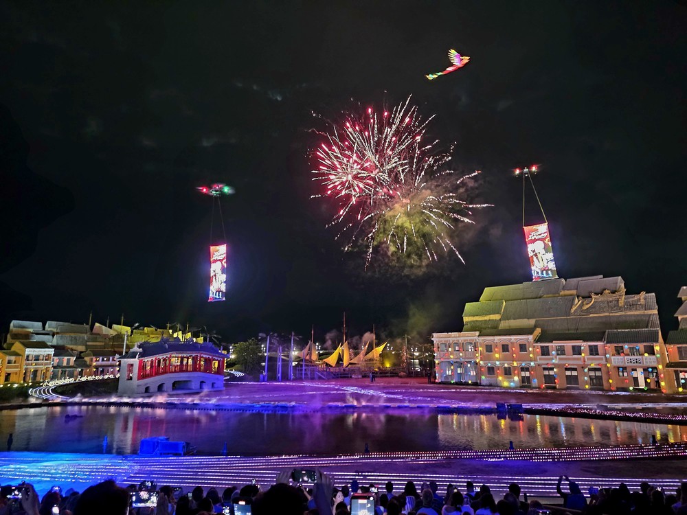 Hội An rực rỡ trong đêm khai mạc Lễ hội Ánh sáng và Di sản - Ảnh 1. Hội An rực rỡ trong đêm khai mạc Lễ hội Ánh sáng và Di sản - Ảnh 1.