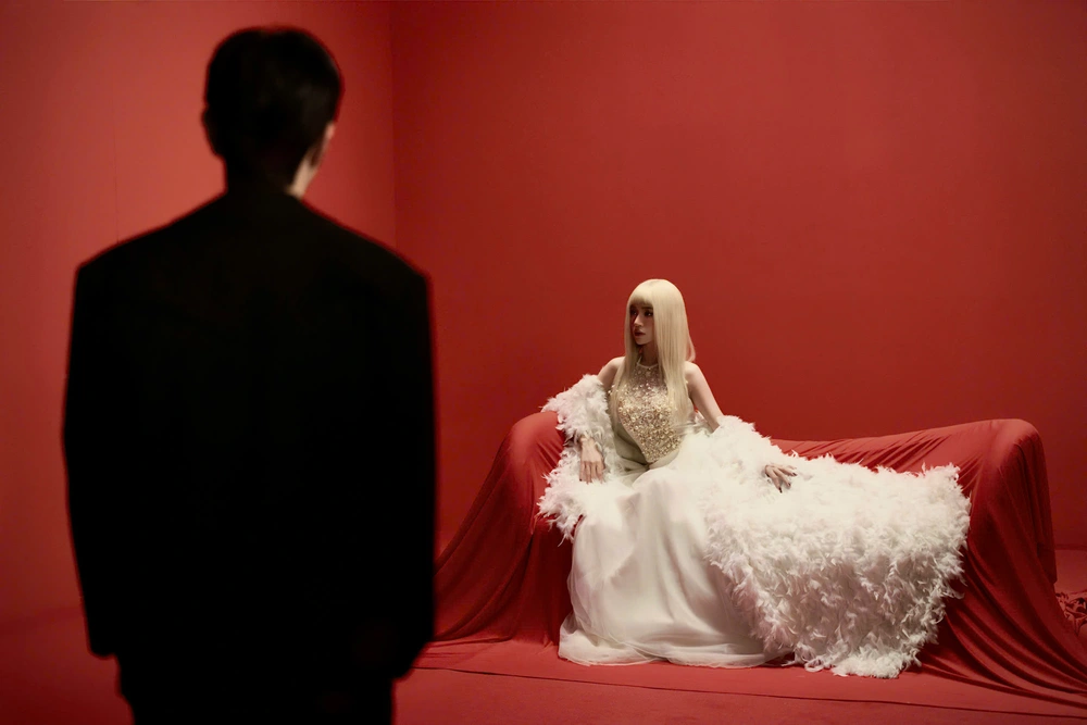 DJ Tít ra mắt bản pop ballad đầu tiên, đóng MV cùng ông xã - Ảnh 2.