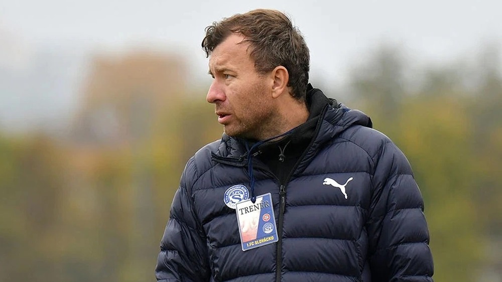 HLV đội bóng châu Âu nhận án tù vì quay lén học trò tắm - Ảnh 1.