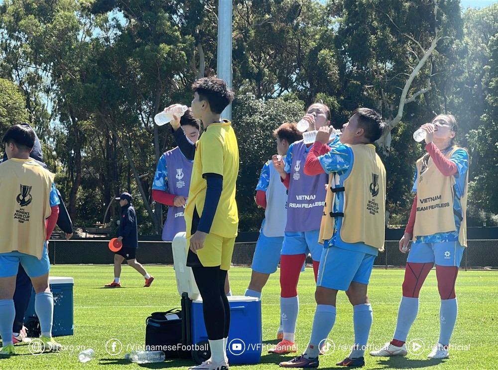 Đội tuyển nữ Việt Nam tập dưới nắng 35 độ, gặp Đài Bắc Trung Hoa lúc 12h00 - Ảnh 1.