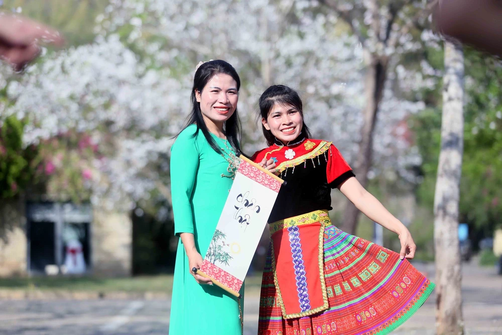 Hoa ban nở trắng níu chân du khách đến Sơn La - Ảnh 6.