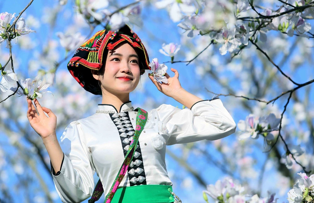Hoa ban nở trắng níu chân du khách đến Sơn La - Ảnh 9.