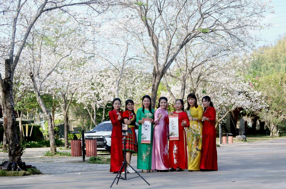 Hoa ban nở trắng níu chân du khách đến Sơn La - Ảnh 5.