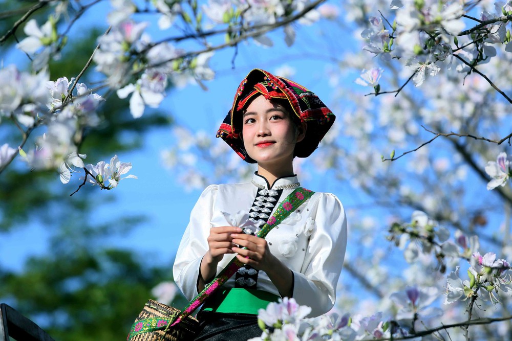 Hoa ban nở trắng níu chân du khách đến Sơn La - Ảnh 7.