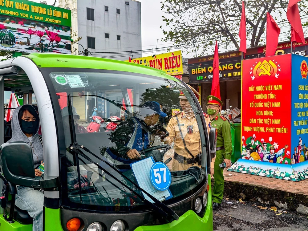 Kiểm soát giao thông từ bãi xe đến Suối Yến mùa Lễ hội Chùa Hương - Ảnh 7.